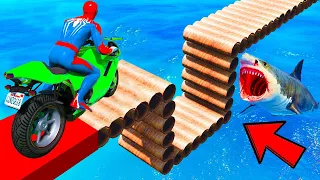 الأبطال الخارقين يقفزون عبر الأنابيب لتحدي - Superheroes jump through pipes to challenge the sharks
