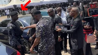SAD! Bawumia’s Bodyguard blocks ex prez. Mahama from passing as tension rises @ Michael Ntumy funera