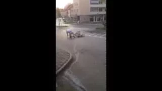 Drunk guy tries to ride a bike | Angesoffener mit seinem Fahrrad