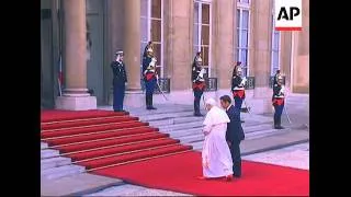 Pope Benedict arrives at Elysee Palace