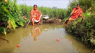 Fishing Video😱 | Traditional lady fishing in the village canal will amaze everyone || Best hook trap