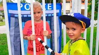 Vlad y Nikita fingen jugar a la policía