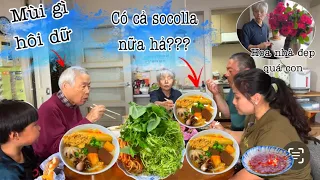 Chiêu đãi ba má tô bún riêu cua full topping đậm chất mắm tôm & cái kết