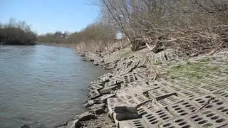 Co woda robi z umocnieniami brzegów...