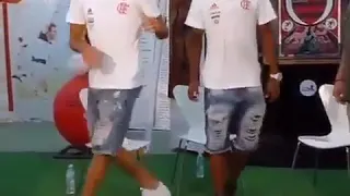 Lucas Paquetá e Vinicius Júnior dançando