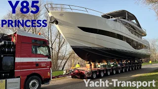 Yacht Schwertransport zur Messe BOOT 2023 Düsseldorf - Kran BIG WILLI hebt Yacht