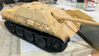 Mengs Jagdpanther: Filling the gaps and preparation of tracks for painting.