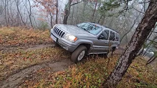 Jeep XJ, WJ & Mitsubishi Pajero - Climbing A Very Slippery Hill In The Rain