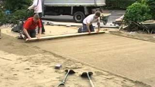 Screeding a paving laying course