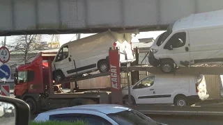 В Новороссийске под мостом застрял автовоз с машинами