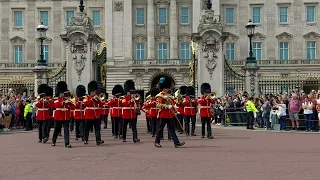 Changing of the guard at Buckingham Palace 버킹엄궁 근위병 교대식