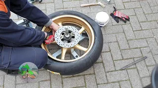Come sostituire le gomme della moto - Schiaccia Passi
