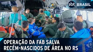 FAB transporta três recém-nascidos e dois adultos em UTI Aérea no RS | SBT Brasil (20/05/24)