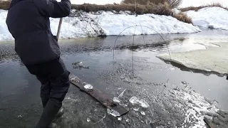 Достали брошенную сеть. А там там... И мой новый, снегоболотоход Самурай.