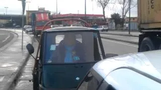 Acrobazia con Ape Car nel traffico di Napoli