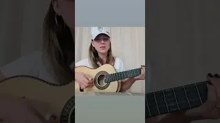 Bruna Viola cantando e tocando viola