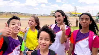 Rafinha e Amigos em Historias de Volta às Aulas no Ônibus Escolar Para Crianças Back to School Story