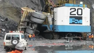 World's Idiots in Biggest Truck, Excavator Fail Compilation - Heavy Equipment Machines Working Skill