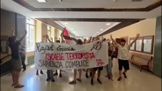 Sapienza, nuovo corteo pro Palestina degli studenti. Lo striscione: «Rafah brucia. Israele terror...