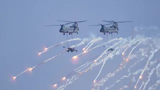 CH-47 CHINOOK Lifting M-777 Howitzer Gun | Indian Air Force