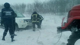 Хмельницька область: рятувальники цілодобово звільняють автівки  з снігових заметів