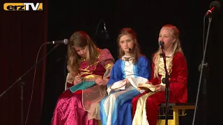 Kinder spielen Mittelalter-Theater