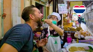 Thai Auntie Feeds Me Forgotten THAI FOOD at Bangkok's OLDEST Food Market 🇹🇭 @TheCountryCollectors