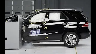 2014 Mercedes-Benz M-Class driver-side small overlap crash test(extended footage)