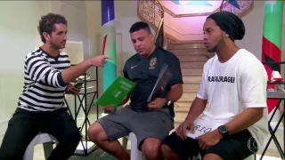 Interviewer asks Ronaldo and Ronaldinho: "Who was the best at Barcelona?"