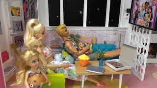 Barbie and Ken at Barbie's Dream House Evening Routine w Barbie's Sister Chelsea Having Bad Night