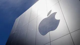 'Bloomberg Technology' Full Show (11/18/2020), Apple Cuts Fees