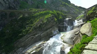 Мирный водный поток под величественными горами 🌿 Расслабляющие звуки природы ASMR - 10 часов