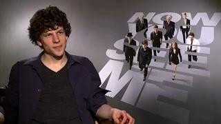 Jesse Eisenberg Hablando Español y Comparte su Número Telefónico