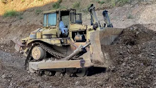Caterpillar D8L Bulldozer pushing topsoil & chert rock in Japan. キャタピラーの大型ブルドーザーD8L 20th/Sep/2021
