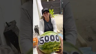 Milionário dá uma melancia cheia de dinheiro para uma mãe solteira para salvar sua filha