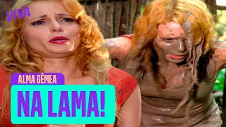 SOCORRO! KÁTIA SE ATRAPALHA COM OS PORCOS E ACABA SE ATIRANDO NA LAMA 😅 | ALMA GÊMEA | MELHOR DO DIA