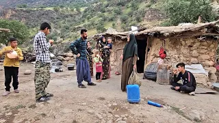 Building and covering the roof of the house with Youssef's family