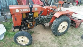 Китайский трактор Xingtai,   на культиваторе переворачиваем шестерни, изменяем направление вращения.