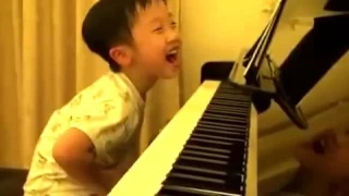 Четырёх летние мальчик из Китая играет на пианино очень потрясающий у мальчика золотые руки