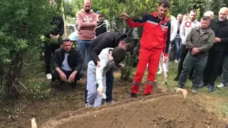 Göz yaşartan tören..Oğlu mezarına ağlayarak su döktü