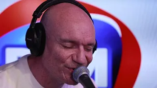 Gaëtan Roussel chante "Je me jette a ton cou" dans les studios de RFM