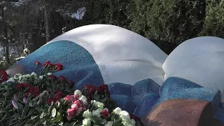 Возложение цветов в день 90-летия Бориса Ельцина на Новодевичьем кладбище в Москве