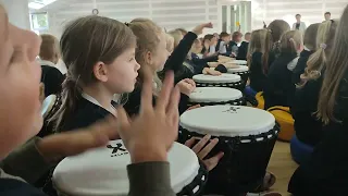 Kauno Panemunės pradinė mokykla, pirmokai mokosi groti džambe (jambe) būgnais