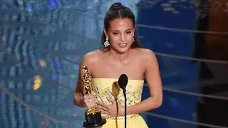 Oscar Winner Alicia Vikander Thanks Michael Fassbender With a Kiss, But Not During Speech