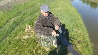 Помог дедушке инвалиду на коляске, вытащить КАРПА, он знает как и на что ловить КРУПНОГО КАРПА