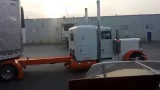 Давид: дальнобой по США Америка. Петруха с длинной рамой сдает назад. Long frame Peterbilt 379