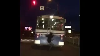 В Волгограде подросток попытался оседлать троллейбус