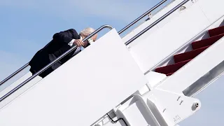 Biden falls three times on the stairs of Air Force One