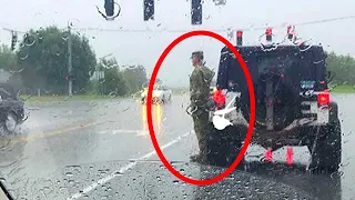 Soldat salutiert im strömenden Regen - Grund rührt zu Tränen...