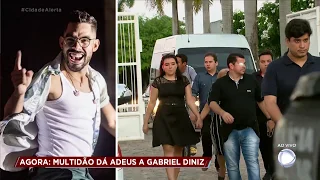 Parentes e amigos encerram o enterro de Gabriel Diniz